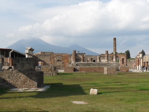 Vue typique de Pompéi et le Vésuve au fond